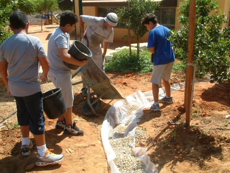 יחיאלי ותלמידים בעבודה מעשית להקמת תשתית המערכת