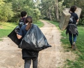 חניכי משגב מנקים את יער שגב. צילום באדיבות איתן שמואלי