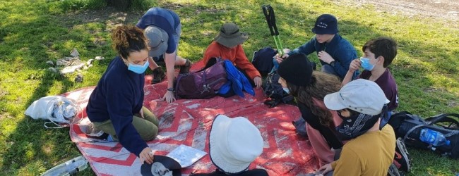 חניכי חוגי סיירות לומדים על המאבק של עמק השלום. צילום באדיבות איתן שמואלי