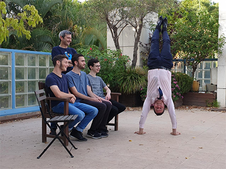 קבוצת אשכול ותיכון אוהל שם מרמת גן נרגשים עם הזכייה. צילום באדיבות הקבוצה