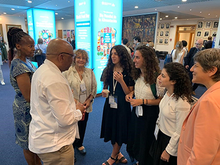 תלמידות מישראל במפגש עם נציגים מאפריקה. צילום באדיבות לשכת המדען הראשי, קק"ל