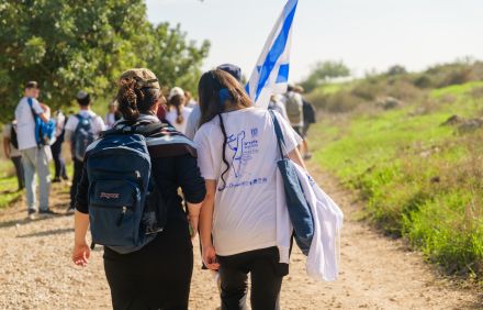 צילום: נועם שבת, צועדים ומצדיעים