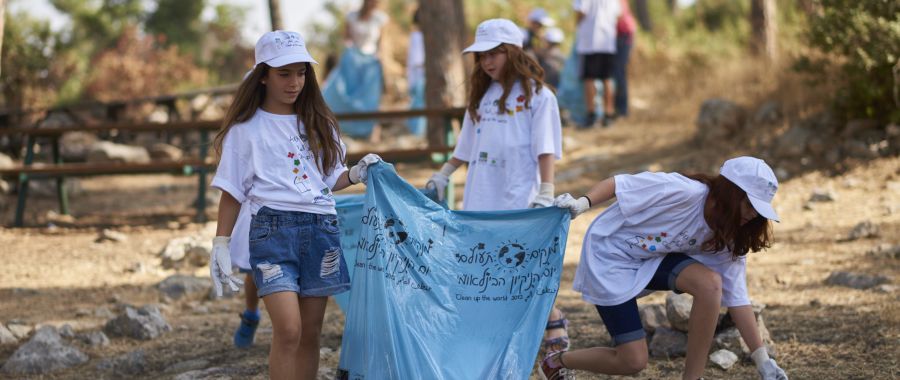 מנקים את ישראל. צילום: יעל הרמן. ארכיון הצילומים של קקל