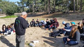 שומעים הסברים מפי מדריך קקל. צילום: ענת הופמן