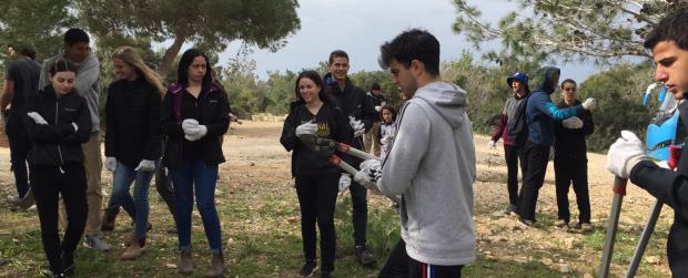 יום עבודה תורמת. תלמידי זיכרון יעקב בשטח. צילום: ענת הופמן