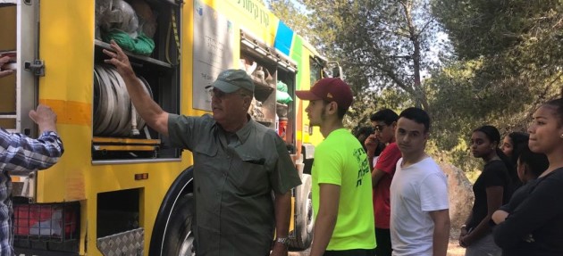 צפו בכיבוי שריפה בשידור חי. ילדי העובדים של קקל עם הכבאים. צילום: אורנית גינת, קקל