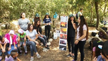 הבנות מעבירות פעילות לילדי הקייטנה. צילום: איוב סלאח, קקל