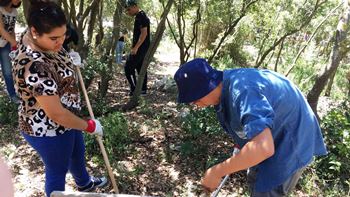 עובדים במרץ בהר ישכר. צילום: איוב סלאח, קקל