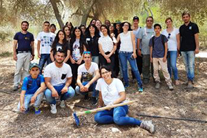 תמונה קבוצתית של בני נוער בעבודות. צילום: קק"ל