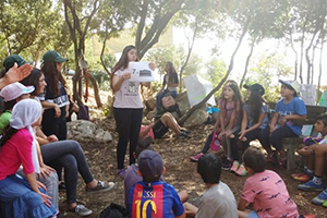 ילדי עובדים שומעים הסבר בהר אשכר. צילום: איוב סלאח, קק"ל