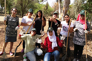 ילדי עובדים בצילום קבוצתי בעבודה בנגב המערבי. צילום: קק"ל