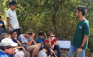 בני הנוער מתגודדים סמוך לגת שמצאו. צילום: קקל
