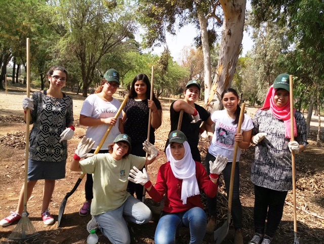 לפני תחילת העבודה תמונה משותפת עם המדריכה פלטינה. צילום: קקל