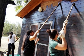 זהירות, צבע טרי. הנערות צובעות את מחסן הציוד. צילום: פלטינה סעדיה, קקל
