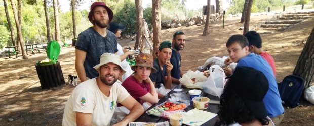 עובדים וגם נהנים במצפה חזי ביער חורשים. צילום: קק