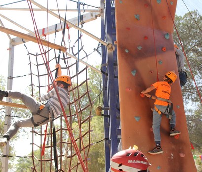 בין הפעילויות השונות נהנו המשתתפים גם מגשרי חבלים. צילום: אסף חמץ