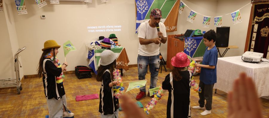 פעילות עם ילדים. צילום: יוסי זמיר, ארכיון הצילומים של קקל