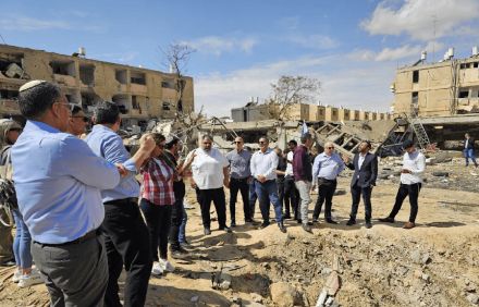 מעניקים מעטפת סיוע. צילום: נועה עזר, ארכיון הצילומים של קקל