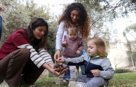 בנות שירות לאומי יוצרות עם ילדים. צילום: יוסי זמיר, ארכיון הצילומים של קקל