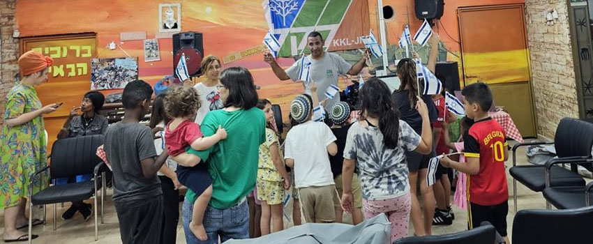 ילדי הדרום בפעילות הפגה במהלך מבצע מגן וחץ. צילום באדיבות חטיבת החינוך של קקל