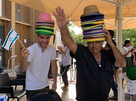 מחייכים ונהנים במרכז שדה ויער נס הרים. צילום באדיבות חטיבת החינוך של קקל