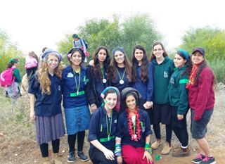 בנות התנועה נהנות בטבע. צילום: באדיבות תנועת אריאל