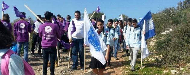 צועדים ביערות הכרמל המתחדשים. צילום: עפרה הרלאר. קקל
