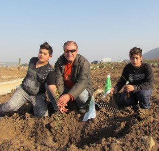 כאן נוטעים ביחד. צילום: בתיה תם
