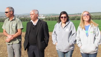 משתתפים בנטיעות ומברכים בטקס. צילום: בתיה תם