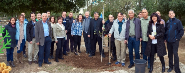 נוטעים עץ ביחד. המשתתפים והמארחים בכנס מזכלי תנועות הנוער. צילום: יעל הרמן