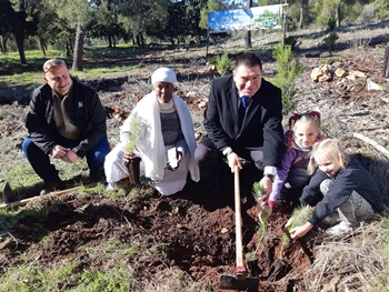 נוטעים ביחד למען עתיד טוב יותר. צילום: דני פדידה
