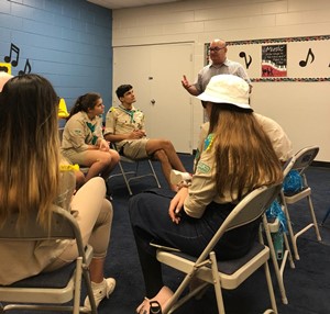 זהר ולוסקי, שליח קקל בפלורידה, עם מדריכי תנועות הנוער. צילום: קקל פלורידה
