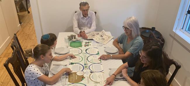 משפחה באוסטרליה ליד שולחן השבת עם הראנר של קקל. צילום באדיבות קקל אוסטרליה