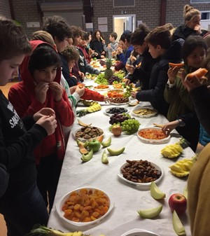 מספרים על פירות אי, ואוכלים אותם. צילום: קקל בלגיה

