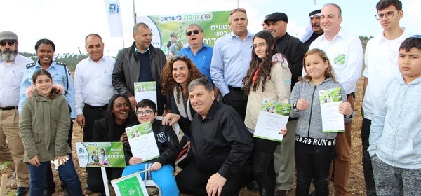 בסימן אחדות: כל הנוטעים בתמונה קבוצתית. צילום: יואב דביר