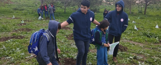 חגיגת טו בשבט. נערים מתנדבי מדא עם הילדים. צילום: ניצן לחן, דוברות מדא