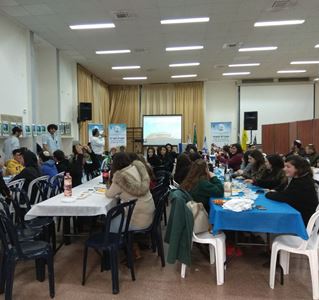 חגיגת טו בשבט: שרים, מרימים כוסית, מברכים ונהנים ביחד. צילום: עמית כהן
