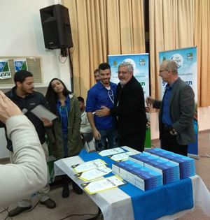 עובדים קשה כל השנה. חלוקת תעודות ההוקרה לבני הנוער. צילום: עמית כהן
