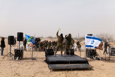 בחול ובסופה: חוגגים ונוטעים. צילום: בוני שיינמן, ארכיון הצילומים של קקל