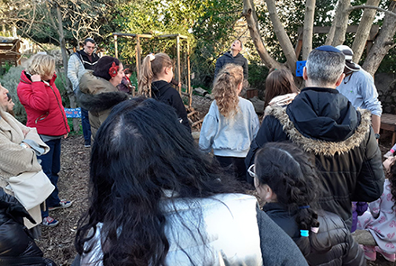 עולים בהדרכה בגינה הקהילתית במוזיאון הטבע בירושלים