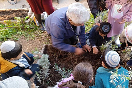 ילדי צמיד ובני הגיל השלישי בפעילות משותפת. צילום: אלישבע, מינהל קהילתי רמות