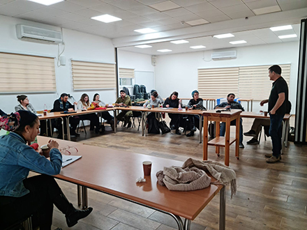 אביב אייזנבד מרצה בפני סטודנטים מצטיינים מהמכללה למדינאות