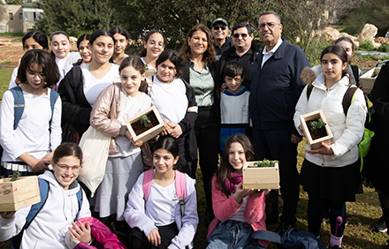 הבנות מירושלים ושדרות עם האדניות האקולוגיות שהכינו בפעילות. צילום: אלכס קולומויסקי, מערך ההסברה קקל