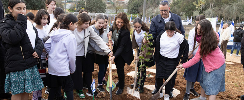 יור קקל יפעת עובדיה לוסקי וראש עיריית ירושלים משה ליאון נוטעים ביחד עם בנות מירושלים ומשדרות. צילום: אלכס קולומויסקי, מערך ההסברה קקל