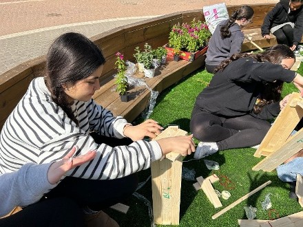 בבתי הספר הכינו אדניות ושתלו צמחים. צילום: כנרת ישורון, רכזת חינוך מרחב דרום, קקל