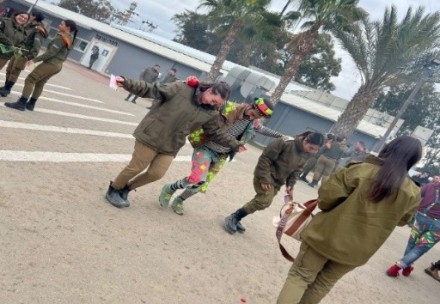 חיילות חוגגות עם משאית השמחה. צילום: אורטל ביטון, מתאמת מנהלית מרחב דרום, קק