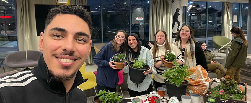 שותלים שתילים בבית קקל נוף הגליל. צילום באדיבות שרונה שללשווילי