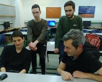 קיבלו את ברכת השגריר. תלמידים מרמת גן למען פירוק פסולת אורגנית. צילום באדיבות הקבוצה
