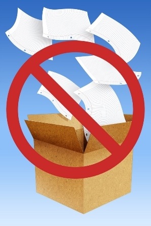 קופסת קרטון שממנה עפים דפי נייר ועל התמונה סמל של "אסור"