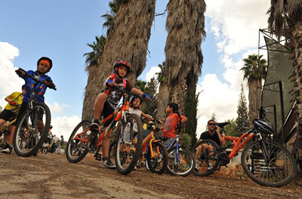 ילדים ברכיבת שטח. צילום: גידי בשן, ארכיון הצילומים של קק"ל